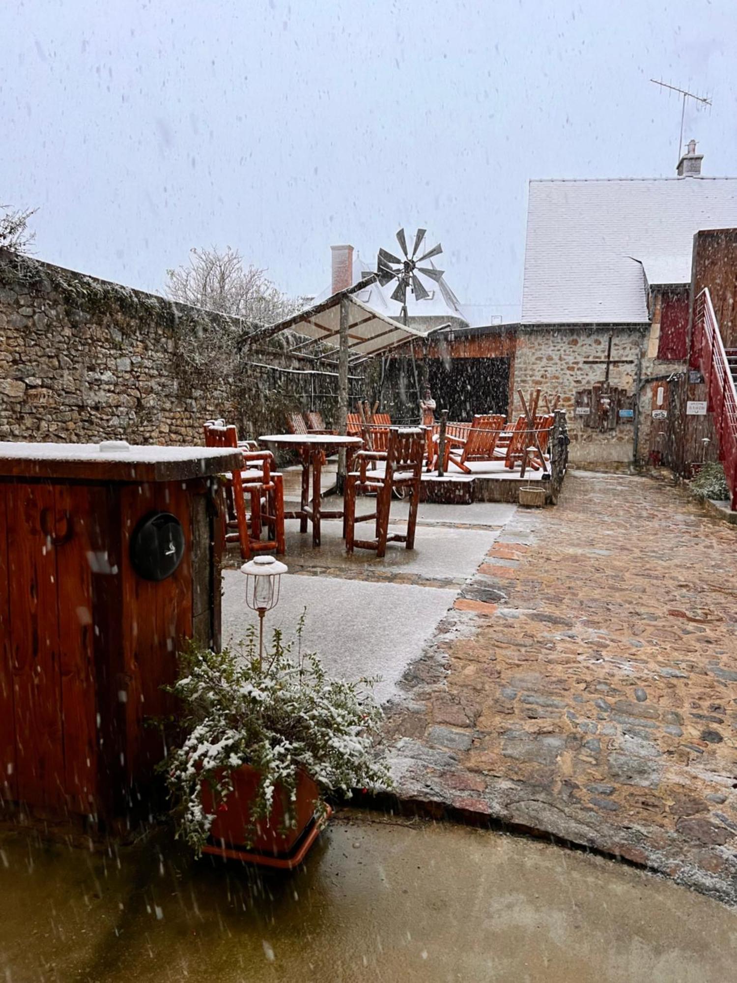 Hotel Le Ranch Brûlon Buitenkant foto